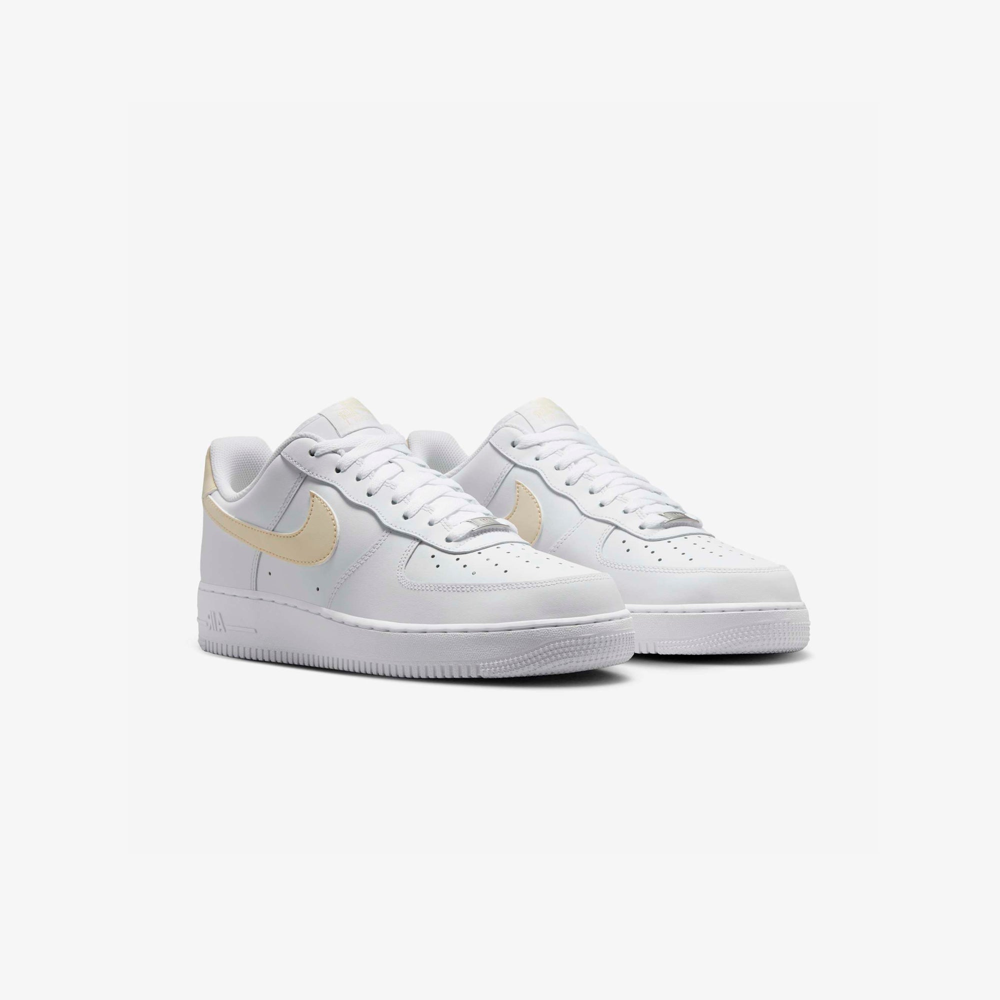 ZAPATILLAS NIKE FJ4146 111 AIR FORCE 1 07 ESS HOMBRE