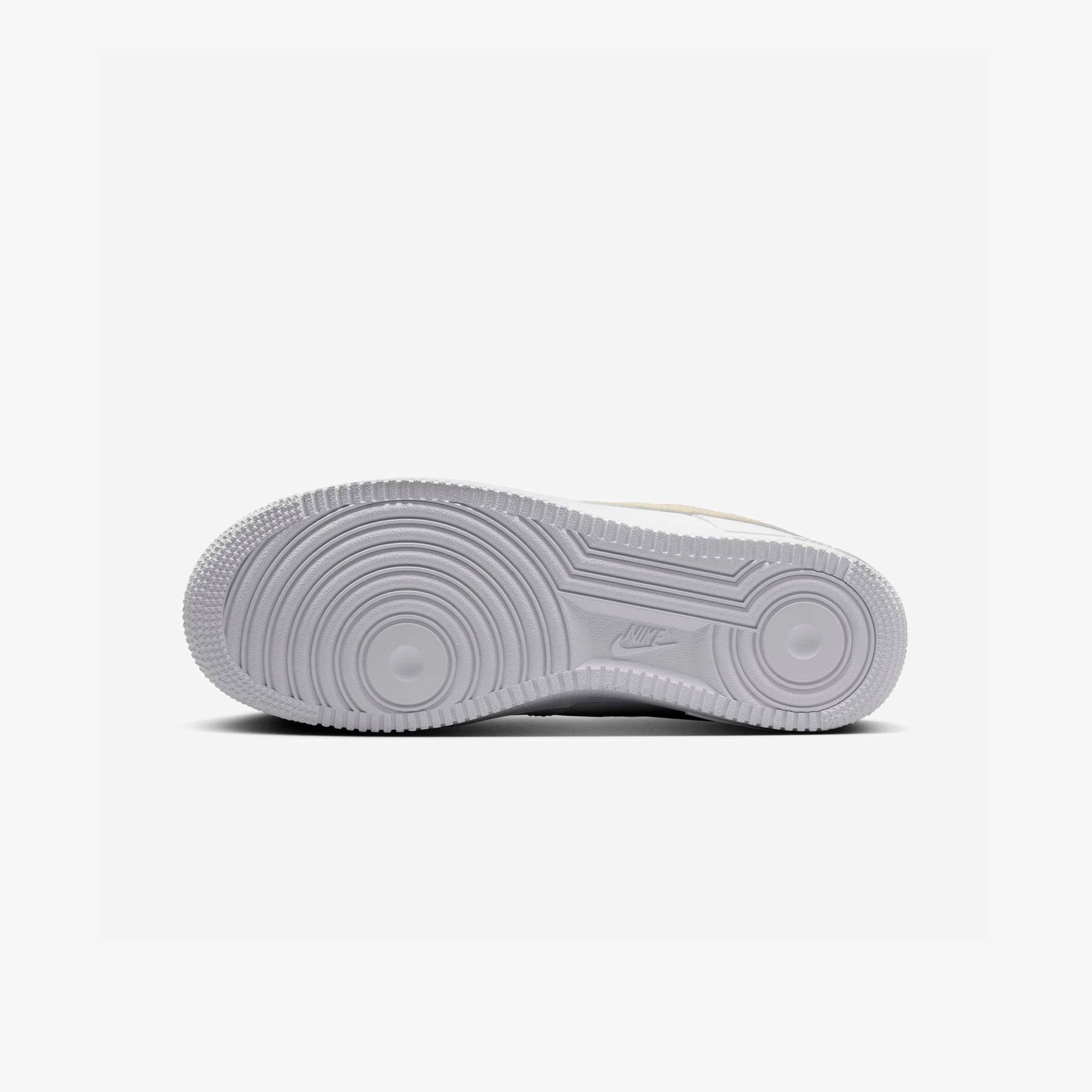 ZAPATILLAS NIKE FJ4146 111 AIR FORCE 1 07 ESS HOMBRE